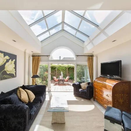 3 Bedroom Ballsbridge Townhouse Apartment