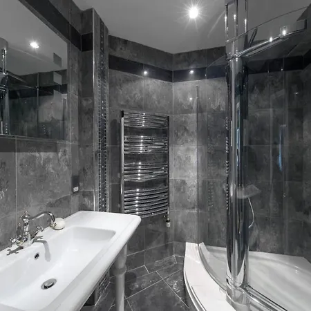 3 Bedroom Ballsbridge Townhouse *