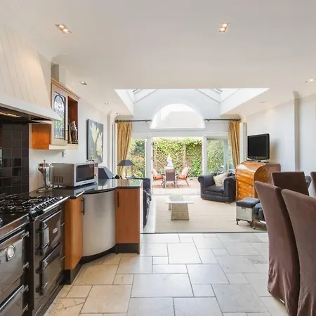 3 Bedroom Ballsbridge Townhouse Apartment *